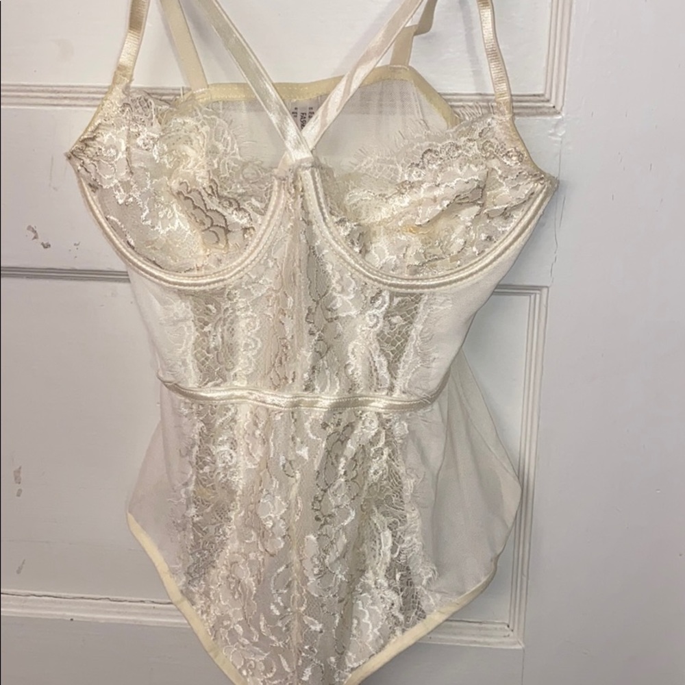 White Cream Lace Bodysuit (Fashion Nova sz small)